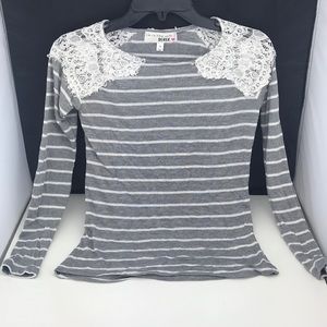 Derek Heart size M lace detail top